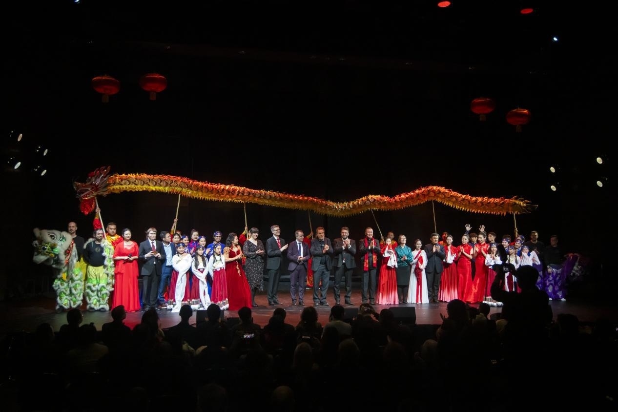 中芬嘉賓與演出人員合影。中國駐芬蘭大使館供圖