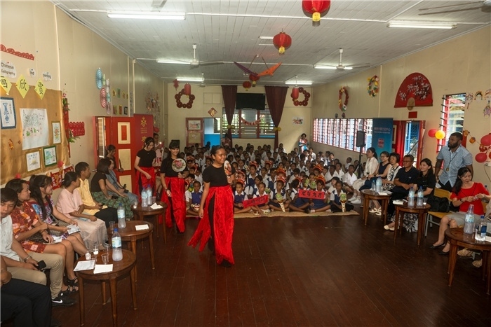 中華學(xué)校學(xué)生表演扇子舞。