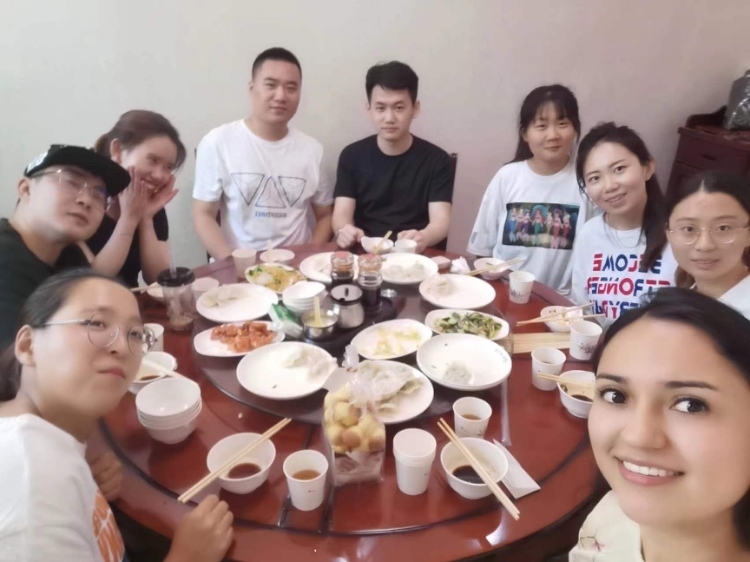 保拉與中國朋友在一起。圖片由受訪者提供