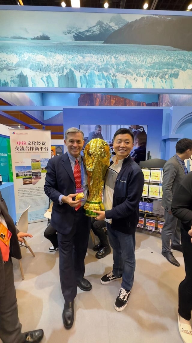 2022年，馬克西米與同事在上海。圖片由受訪者提供