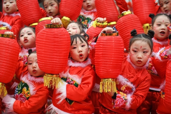 1月18日，四川省閬中市閬中古城，民間藝人和文藝工作者在表演節(jié)目歡度臘八節(jié)，喜迎農(nóng)歷新年。這是參演的小朋友在表演。新華社發(fā)（王玉貴 攝）