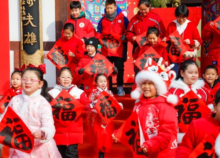 2月2日，小朋友在濟南五龍?zhí)毒皡^(qū)參加送福字活動。新華社發(fā)（徐舟攝）