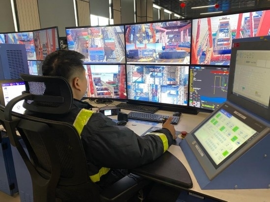 圖為寧波舟山港梅山港區(qū)遠控操作室內(nèi)，橋吊司機在遠程控制橋吊裝卸。新華社記者魏一駿 攝