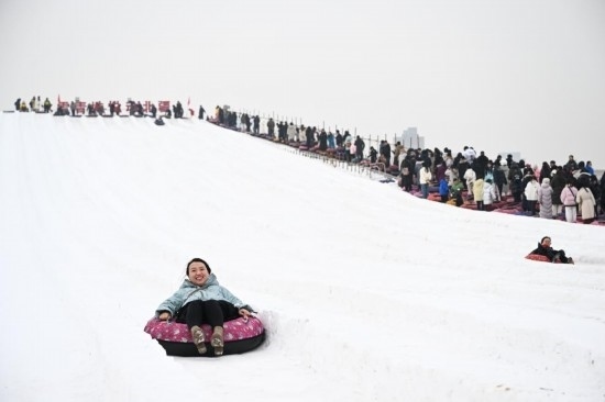 圖為1月18日，市民在內(nèi)蒙古賽馬場(chǎng)滑雪圈。新華社記者 貝赫 攝