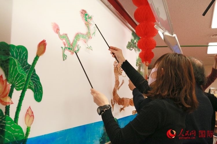 皮影戲表演。人民網(wǎng) 許可攝