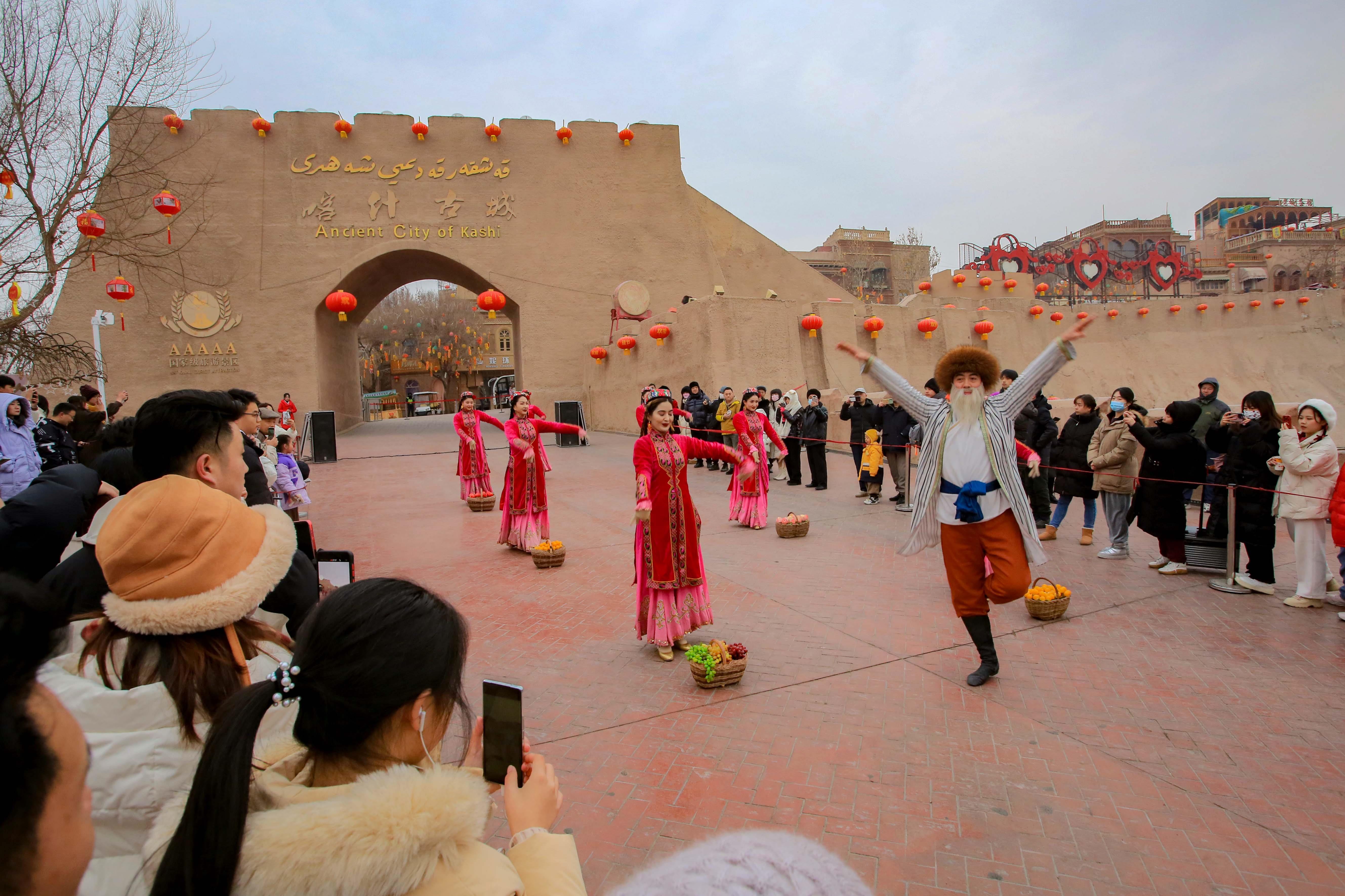 △2024年2月4日，演員在新疆喀什古城入城儀式上表演舞蹈。