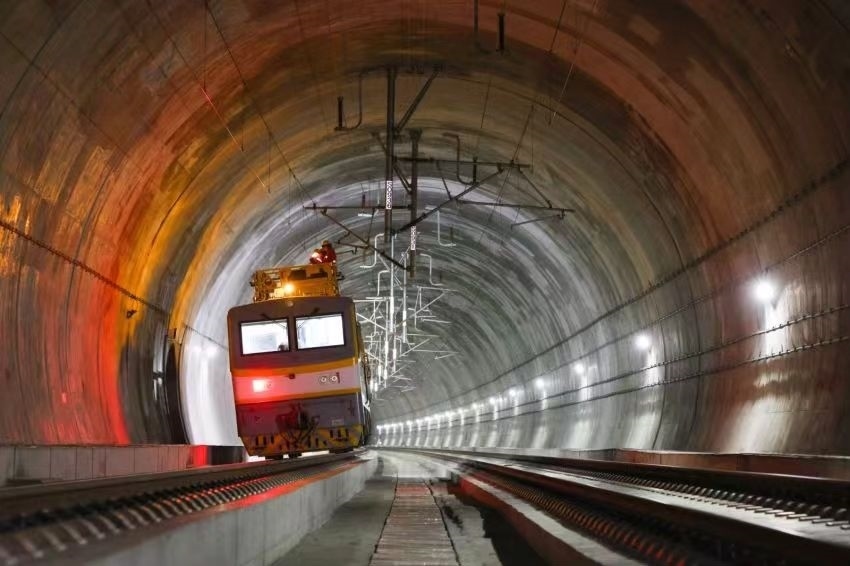 凌晨，接觸網(wǎng)作業(yè)車的燈光紅黃相間。胡鵬攝