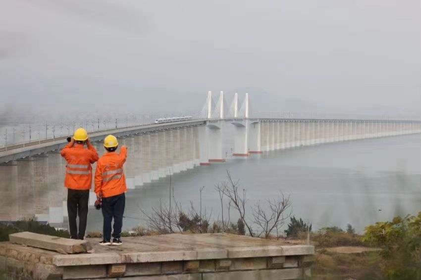 許沖和工友在白天巡視湄洲灣大橋上的供電設(shè)備。胡鵬攝