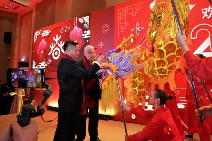 張漢暉（左）、施威特科（右）共同為彩龍點(diǎn)睛。于子恒攝