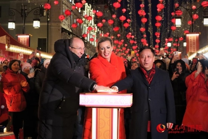 張漢暉、扎哈羅娃、科茲洛夫（從右至左）共同按下活動(dòng)啟動(dòng)按鈕。于子恒攝