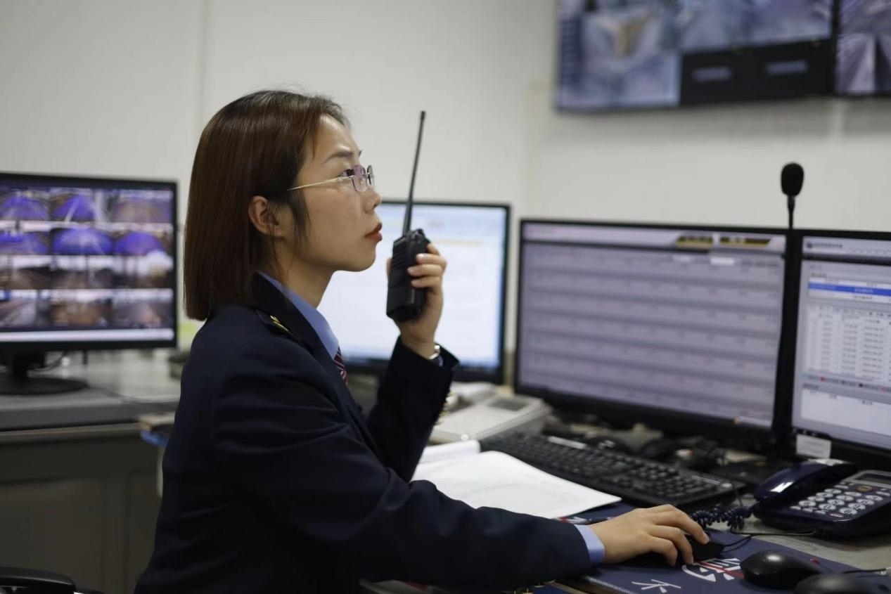 張華正在使用對(duì)講機(jī)溝通客運(yùn)工作情況。蔡紫妍攝