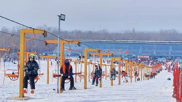 新春走基層｜滑雪場上過春節(jié)！冰城“冷資源”變成“熱經(jīng)濟(jì)”