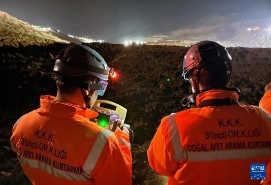 2月13日，救援人員在土耳其東部埃爾津詹省伊利奇區(qū)礦難現(xiàn)場(chǎng)工作。新華社發(fā)（穆斯塔法·卡亞攝）