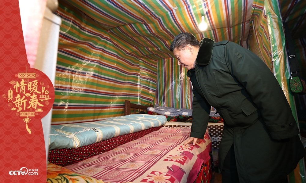 2018年2月11日，習(xí)近平總書記在四川三河村貧困戶吉好也求家中看望。