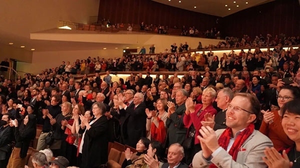 中德觀眾觀看中央民族樂(lè)團(tuán)“”天地永樂(lè)·中國(guó)節(jié)“”音樂(lè)會(huì)。中國(guó)駐德國(guó)大使館供圖