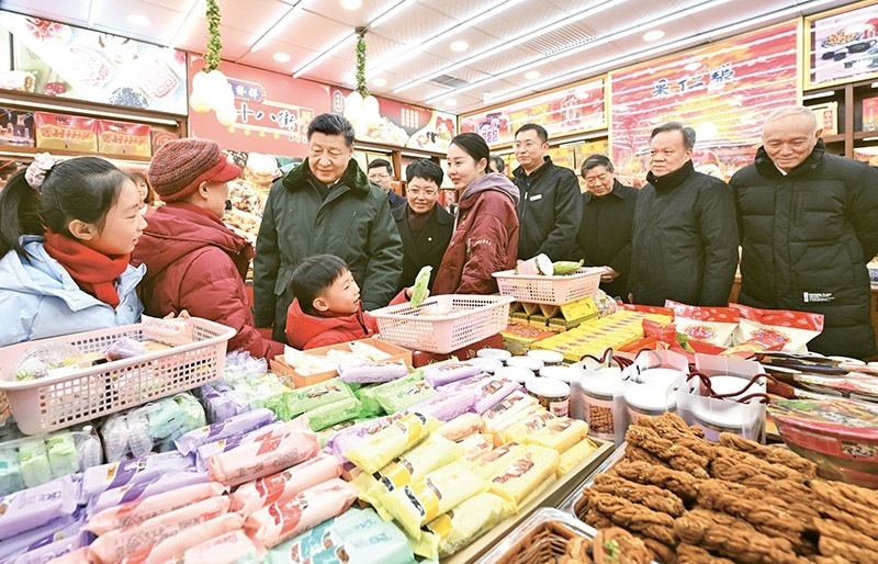 2024年2月1日至2日，中共中央總書記、國家主席、中央軍委主席習(xí)近平來到天津，看望慰問基層干部群眾。這是1日下午，習(xí)近平在天津古文化街考察時，走進(jìn)店鋪同現(xiàn)場群眾互動交流。 新華社記者 謝環(huán)馳/攝