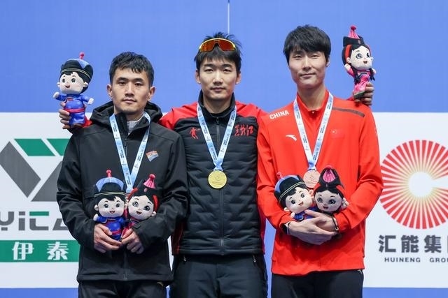 1月12日，“十四冬”速度滑冰（公開組）男子500米比賽，冠軍黑龍江隊選手高亭宇（中）、亞軍遼寧隊選手楊濤（左）、季軍河北隊選手李添龍在頒獎儀式上合影。新華社記者 王楷焱 攝