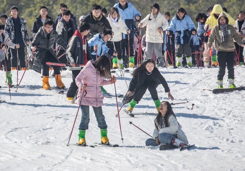 游客在重慶市南川區(qū)金佛山北坡滑雪場(chǎng)滑雪（2023年11月22日攝）。新華社發(fā)（瞿明斌攝）