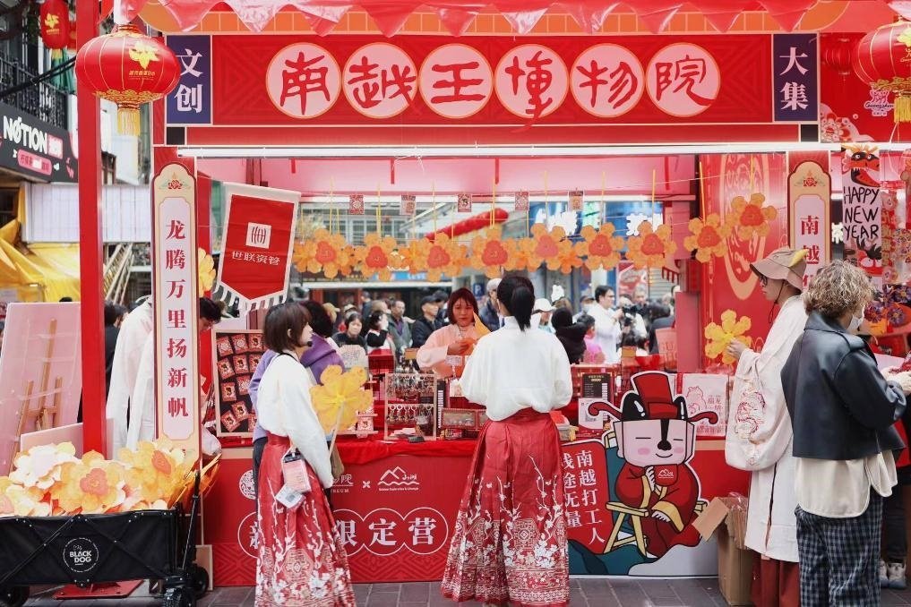 在西湖花市的南越王博物院攤位，文創(chuàng)與花市的跨界融合吸引了不少市民游客駐足。（南越王博物院供圖）