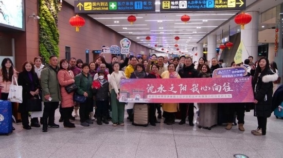 2月11日，一批馬來西亞游客抵達(dá)沈陽桃仙國際機(jī)場。新華社發(fā)