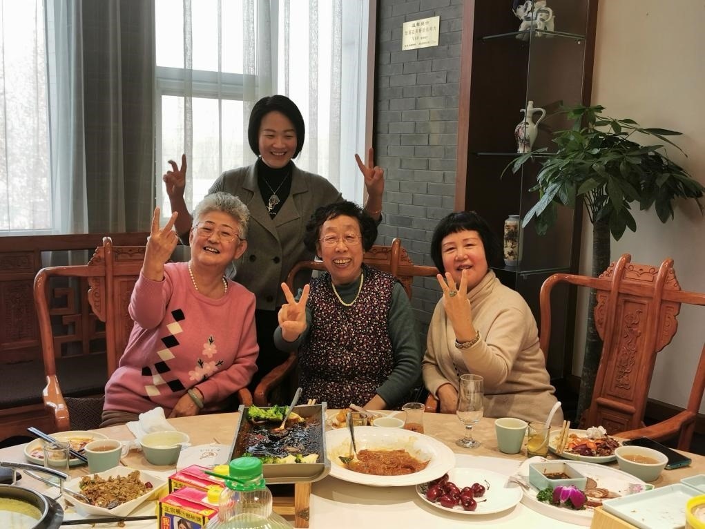 吳釗（前排左一）和鄰居一起在天津過(guò)年。（采訪對(duì)象供圖）