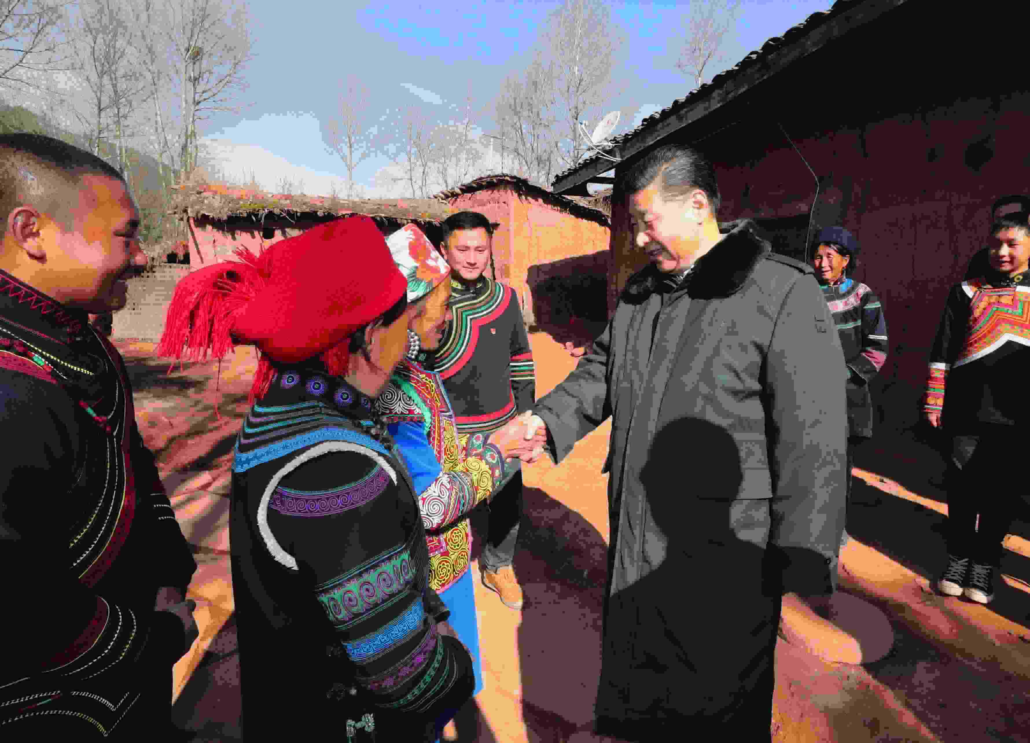 △ 2018年2月11日，習(xí)近平總書記驅(qū)車2個(gè)多小時(shí)，從四川西昌市來到位于大涼山深處的昭覺縣三岔河鄉(xiāng)三河村、解放鄉(xiāng)火普村，走進(jìn)彝族貧困群眾家中，看實(shí)情、問冷暖、聽心聲，同當(dāng)?shù)馗刹咳罕姽采叹珳?zhǔn)脫貧之策。