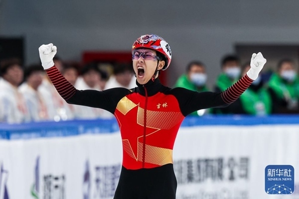 吉林隊(duì)選手孫龍沖線后慶祝勝利。新華社記者 李博 攝