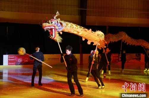當(dāng)?shù)貢r間2月17日晚，作為農(nóng)歷甲辰龍年“歡樂春節(jié)”系列活動之一，別具特色的青少年冰上春晚在加拿大多倫多舉行。圖為青少年表演冰上舞龍。 中新社記者 余瑞冬 攝