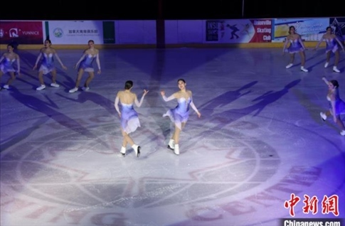 當(dāng)?shù)貢r間2月17日晚，青少年冰上春晚在加拿大多倫多舉行。圖為曾獲加拿大全國冠軍的一支青少年花滑隊進(jìn)行集體自由滑表演。 中新社記者 余瑞冬 攝
