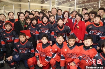 當(dāng)?shù)貢r間2月17日晚，青少年冰上春晚在加拿大多倫多舉行。圖為中國駐多倫多總領(lǐng)事羅偉東和主辦方代表、與會嘉賓與“未來之星”冰球隊華裔少年冰球手們合影。 中新社記者 余瑞冬 攝