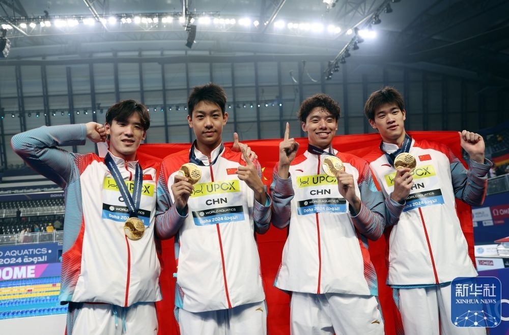 2月11日，2024年多哈游泳世錦賽男子4×100米自由泳接力決賽，中國(guó)隊(duì)選手王浩宇、張展碩、季新杰和潘展樂(lè)（從左到右）在頒獎(jiǎng)儀式后合影慶祝。新華社記者 雒圓 攝