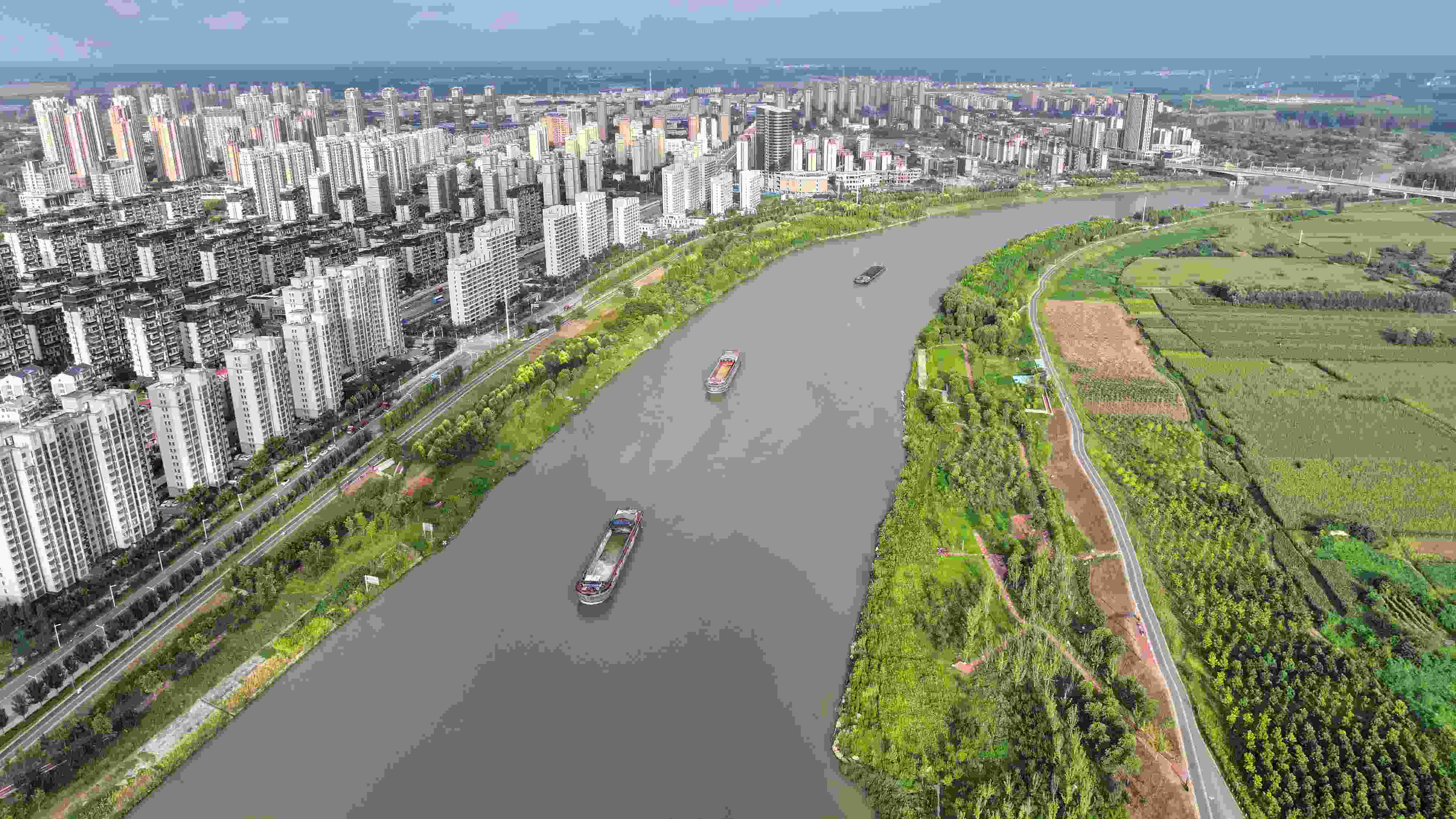 △ 2023年8月21日，安徽阜陽，初秋時節(jié)，界首城市建設(shè)與沙潁河水系、橋梁和綠植相映襯，構(gòu)成一幅生態(tài)宜居的美麗畫卷。