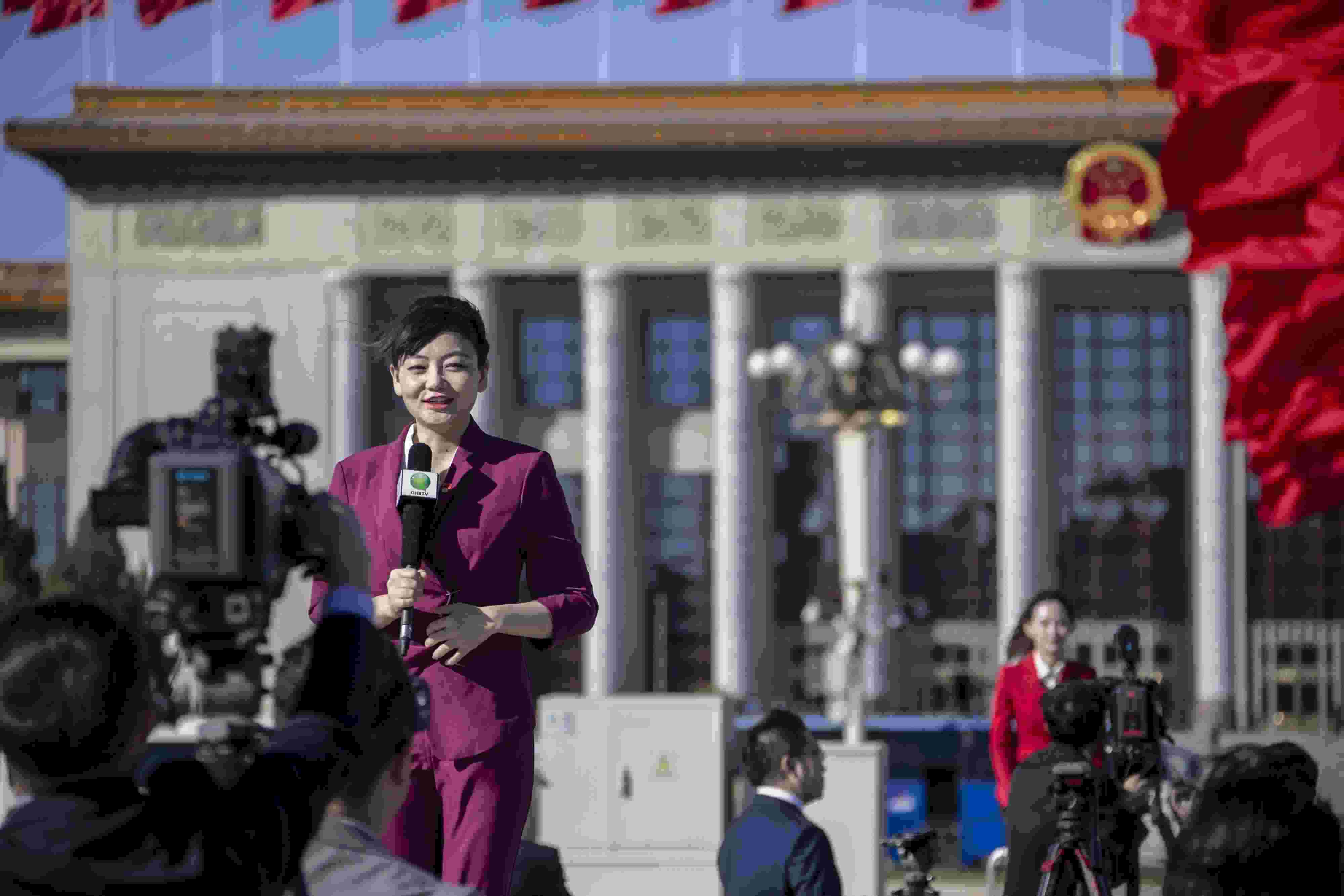 △ 2022年10月22日，北京人民大會(huì)堂，中國(guó)共產(chǎn)黨第二十次全國(guó)代表大會(huì)勝利閉幕，媒體記者戶(hù)外進(jìn)行現(xiàn)場(chǎng)報(bào)道。