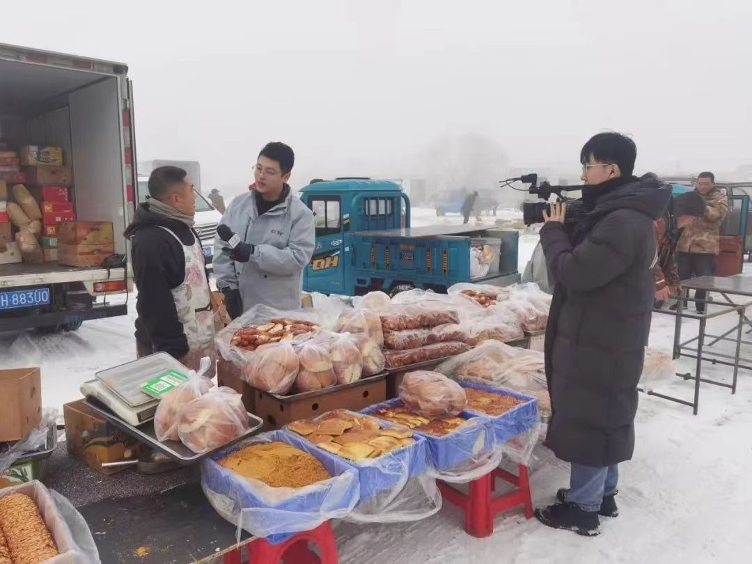 △ 2024年1月1日，在中央廣播電視總臺(tái)中央電視臺(tái)《新年新愿》報(bào)道中，遼寧營(yíng)口鲅魚(yú)圈區(qū)大集賣(mài)餅干的小哥憨態(tài)可掬的表情、生機(jī)勃勃的臉龐、充滿(mǎn)煙火氣的新年愿望，讓他火爆出圈。