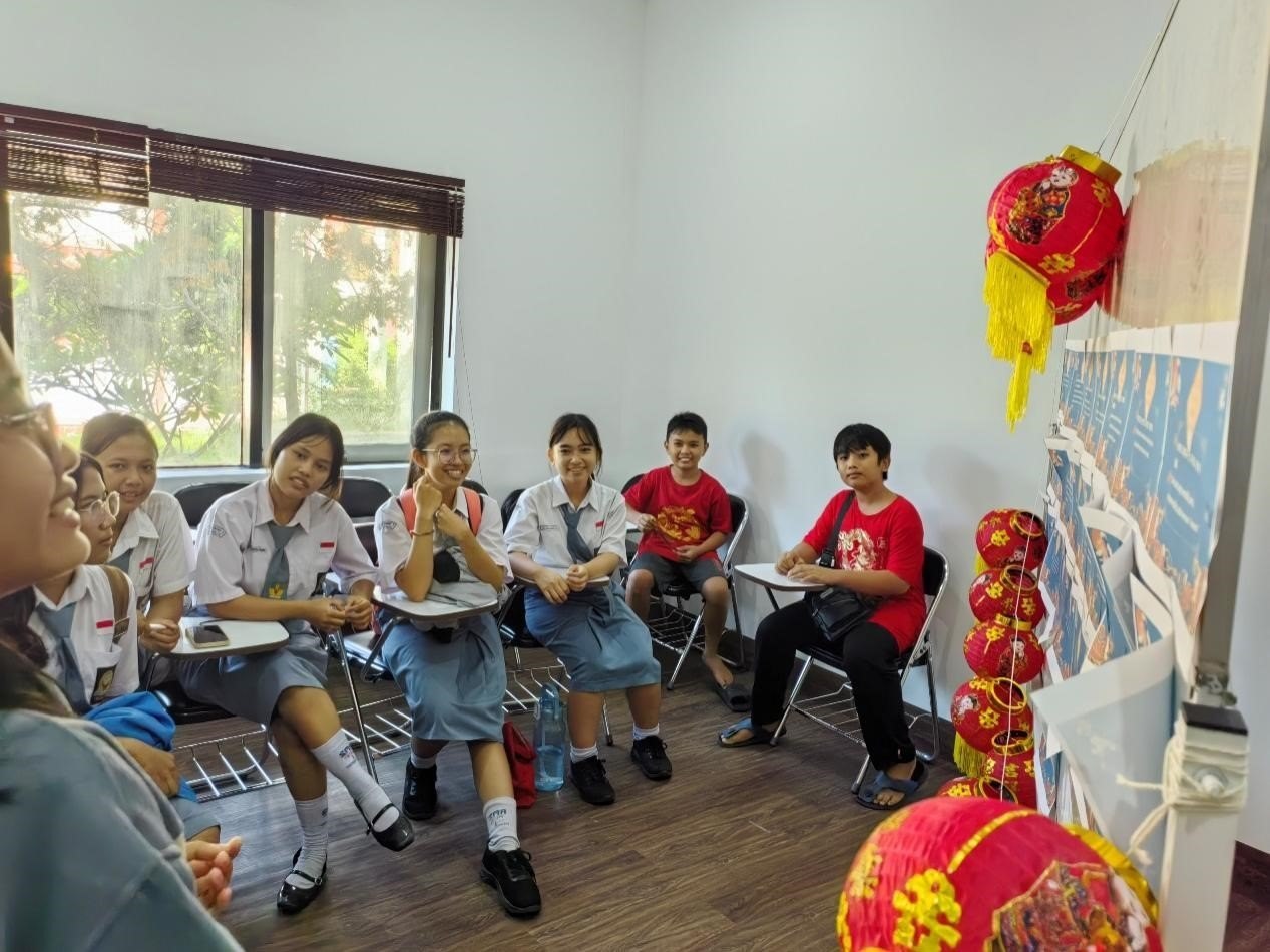 學(xué)生們踴躍參與猜燈謎活動(dòng)。巴陵康孔子學(xué)院供圖