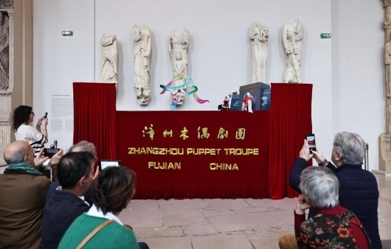 2月10日，在位于法國巴黎埃菲爾鐵塔附近的“建筑與遺產(chǎn)之城”博物館，觀眾欣賞漳州布袋木偶戲。新華社記者高靜攝