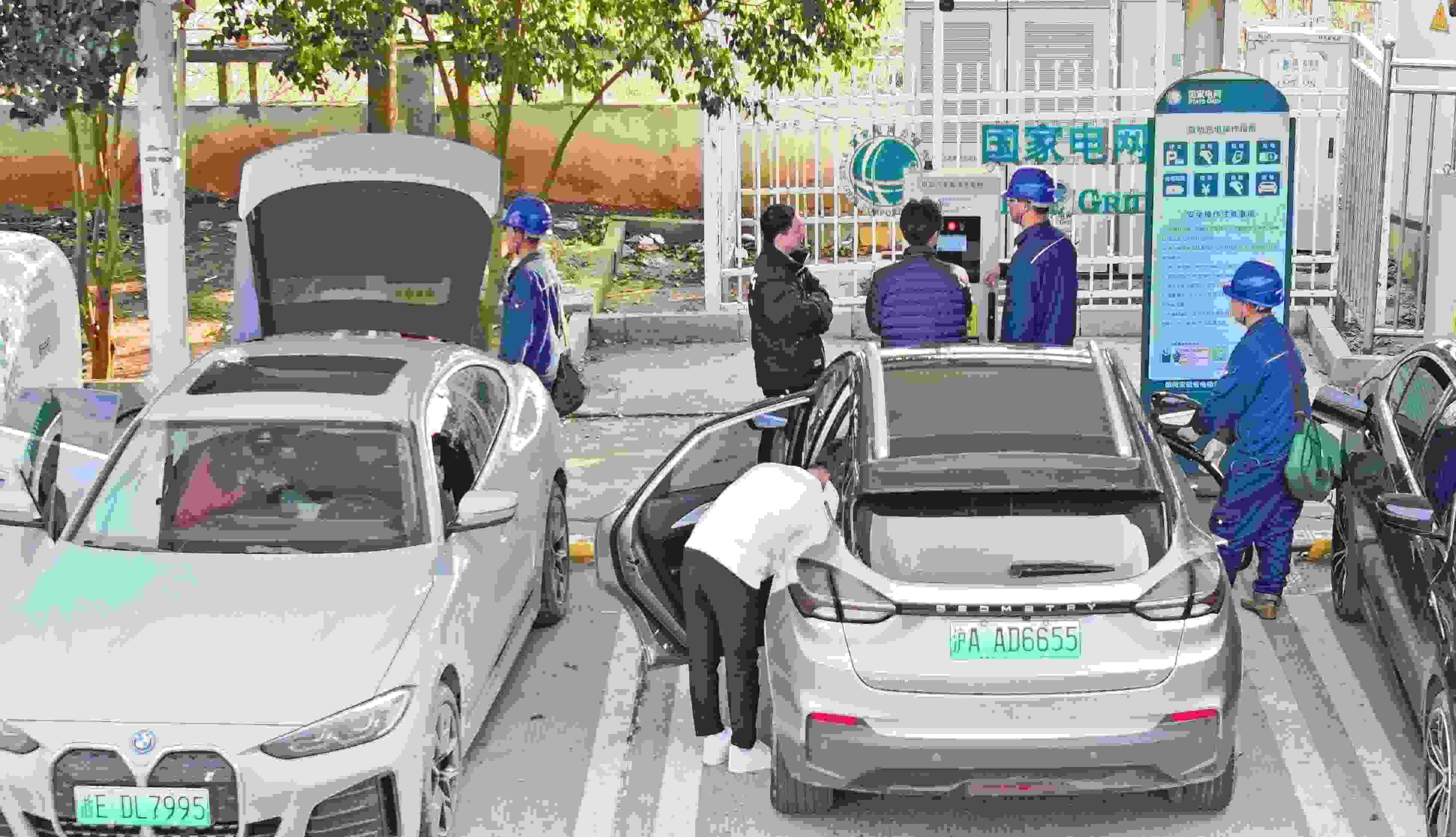 △ 2024年2月17日，安徽滁州來(lái)安縣大英鎮(zhèn)境內(nèi)的G36寧洛高速曹莊服務(wù)區(qū)，滁州市供電公司工作人員協(xié)助電動(dòng)汽車車主高效解決充電中遇到的問(wèn)題。