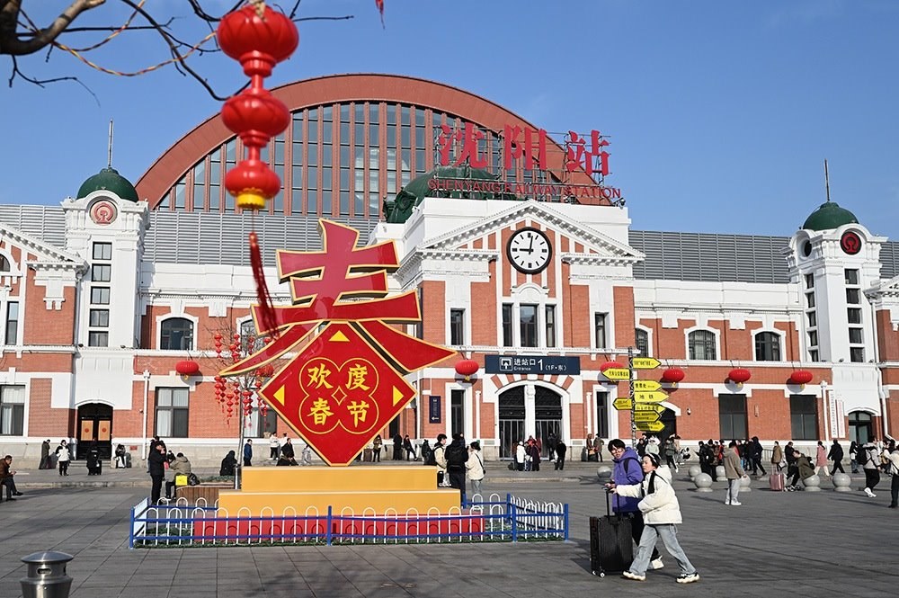 △ 2024年2月17日，沈陽站，人們拉著大大小小的行李箱，踏上了龍年新征程。