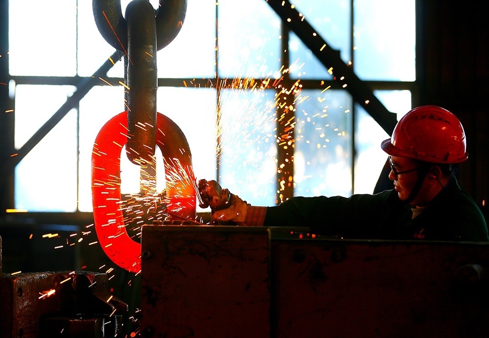 △ 2024年2月17日，青島市，即墨區(qū)靈山街道一家錨鏈企業(yè)，工人正在忙碌。