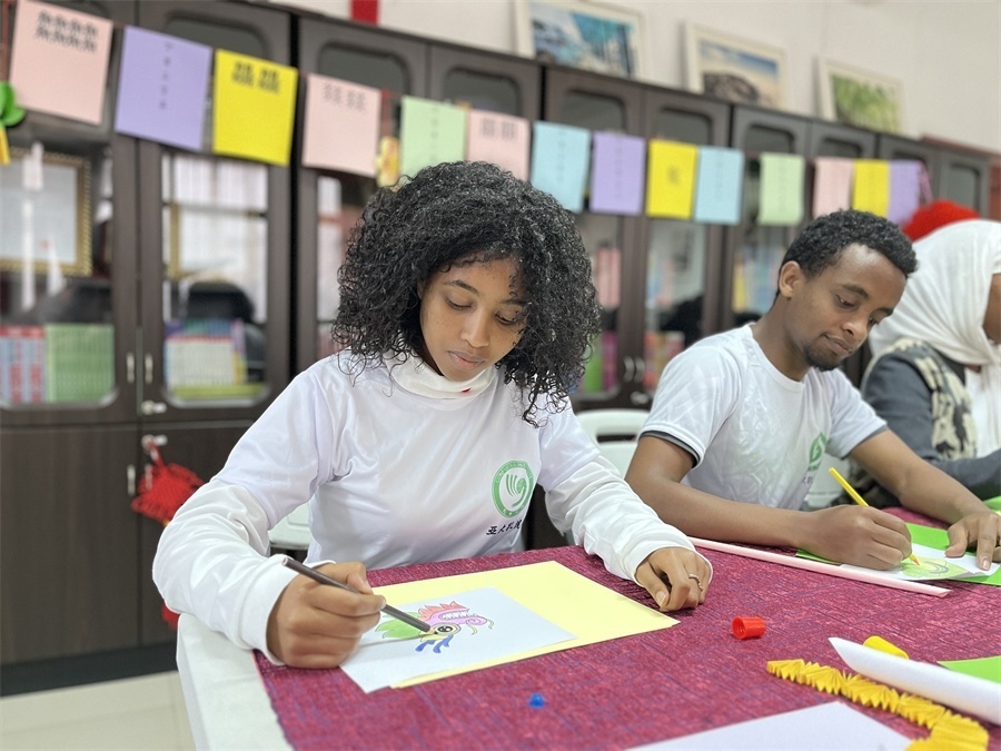 亞的斯亞貝巴大學(xué)孔子學(xué)院“網(wǎng)絡(luò)中國(guó)節(jié)·元宵”主題文化體驗(yàn)活動(dòng)現(xiàn)場(chǎng)。亞的斯亞貝巴大學(xué)孔子學(xué)院供圖