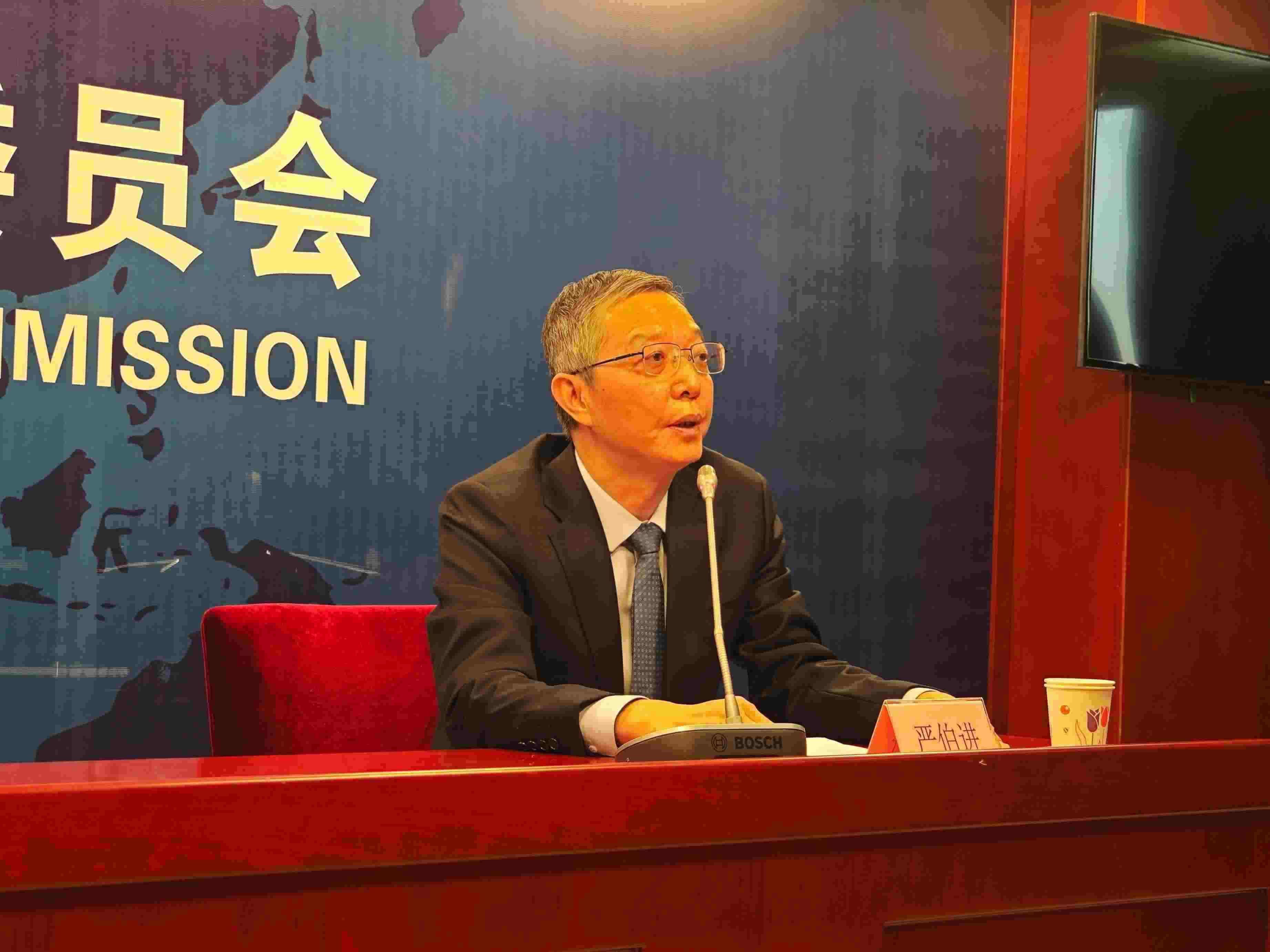 2月23日，嚴伯進在證監(jiān)會例行新聞發(fā)布會現(xiàn)場。 人民網 黃盛 攝