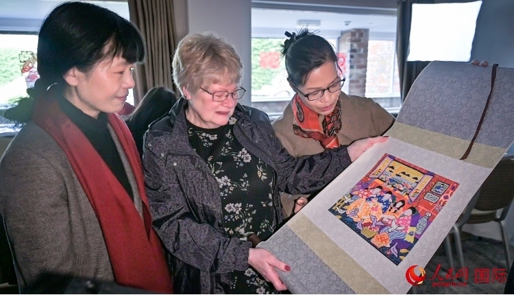 贈送舟山漁民畫。人民網(wǎng) 郭錦標攝