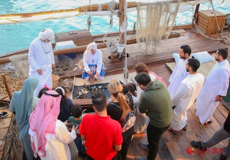 游客了解采珠工作。人民網(wǎng) 塔里克·易卜拉欣攝