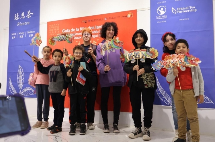 孩子們拿著元宵彩燈合影。拉巴特中國文化中心供圖