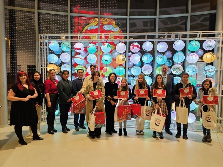 獲獎(jiǎng)學(xué)生合影。翟朝暉攝