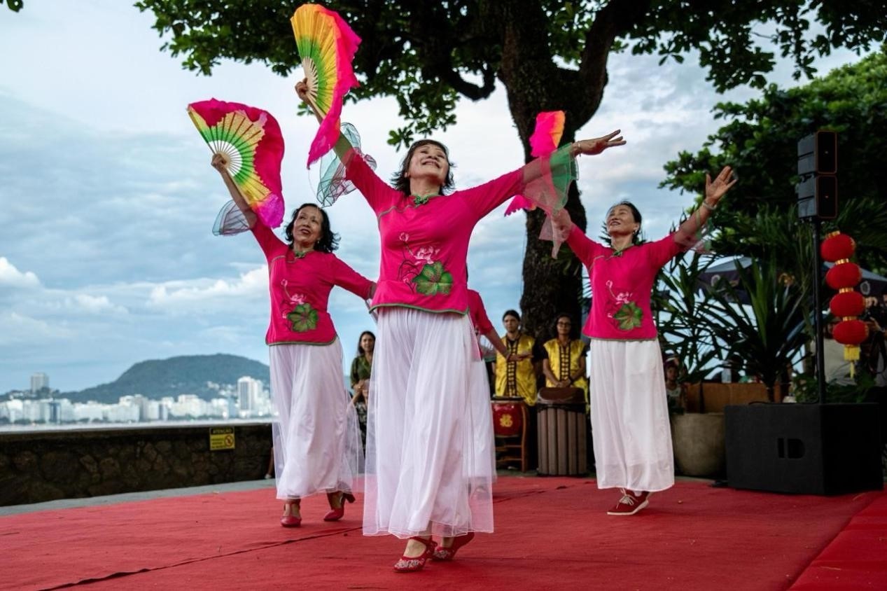 當(dāng)?shù)貢r間2月24日晚，2024年元宵節(jié)慶?；顒釉诎臀骼锛s熱內(nèi)盧市科帕卡巴納要塞舉辦。巴西山河文化促進(jìn)中心供圖