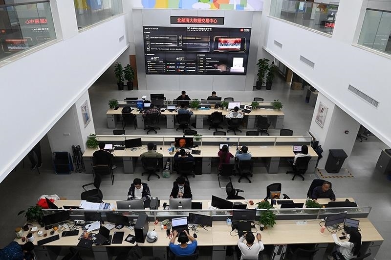 2023年12月12日，中國(guó)－東盟信息港股份有限公司員工在工作中。