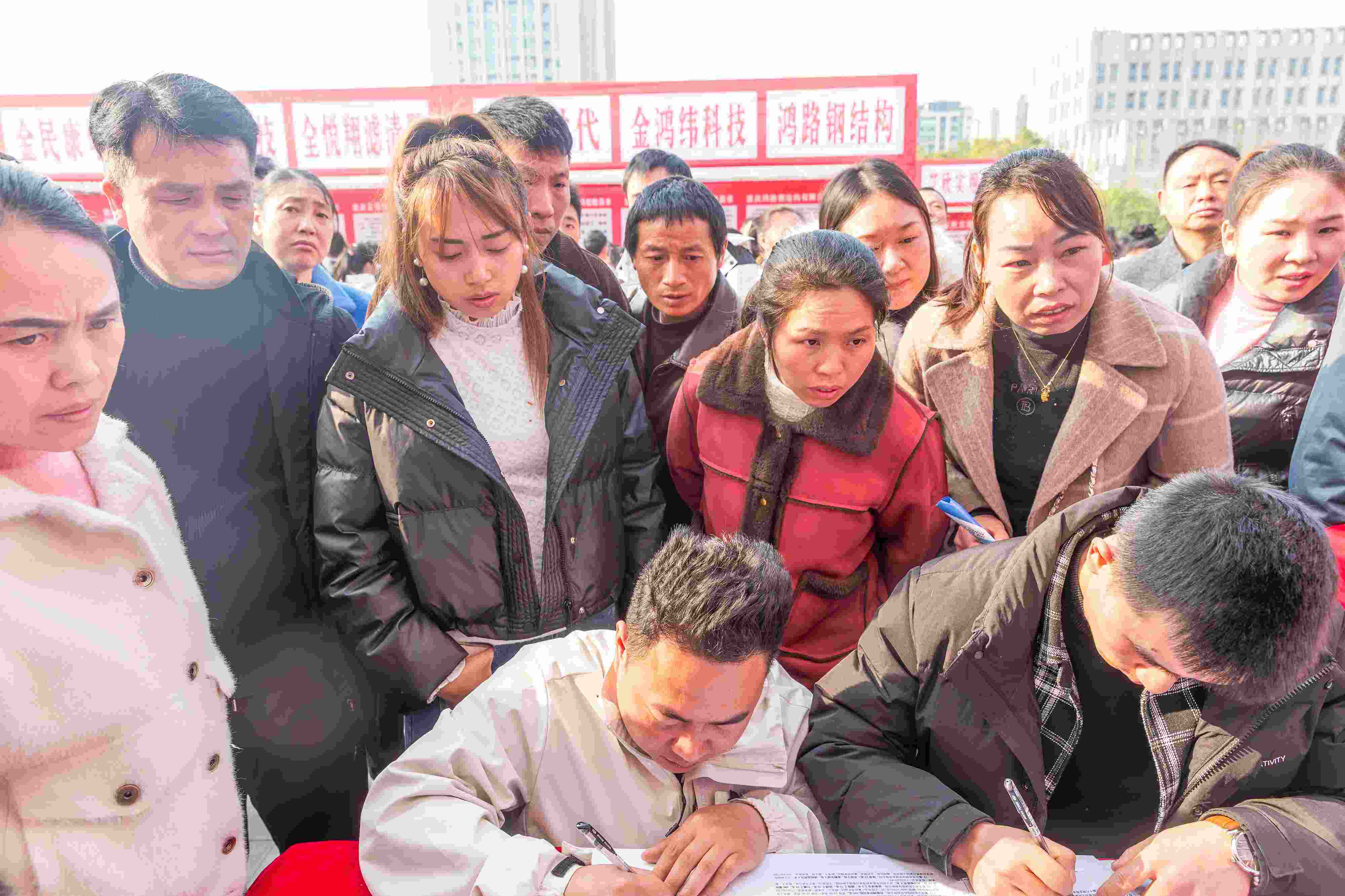 △ 2024年2月19日，重慶市南川區(qū)舉辦2024“春風(fēng)行動(dòng)”招聘會(huì)，為企業(yè)和求職者牽線搭橋，助力務(wù)工人員返崗就業(yè)、企業(yè)復(fù)產(chǎn)復(fù)工。