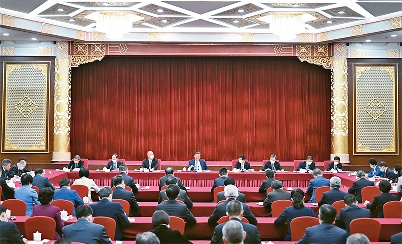 2023年3月6日，中共中央總書(shū)記、國(guó)家主席、中央軍委主席習(xí)近平看望參加全國(guó)政協(xié)十四屆一次會(huì)議的民建、工商聯(lián)界委員，并參加聯(lián)組會(huì)，聽(tīng)取意見(jiàn)和建議。中共中央政治局常委、全國(guó)政協(xié)十四屆一次會(huì)議主席團(tuán)會(huì)議主持人王滬寧，中共中央政治局常委蔡奇、丁薛祥參加看望和討論。 新華社記者 謝環(huán)馳/攝