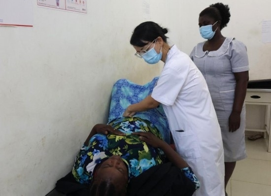 2023年2月27日，在塞拉利昂首都弗里敦，一名中國醫(yī)療隊的醫(yī)生正在為患者檢查身體。